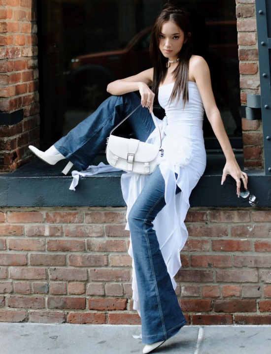Kết hợp với quần jean xanh cũng là một bí quyết phối đồ với túi xách màu trắng